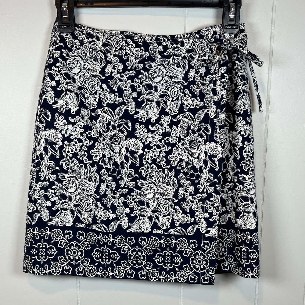 Ann Taylor Classic Navy & White Floral Wrap Skirt sz 0P 100% Cotton EUC Upscale